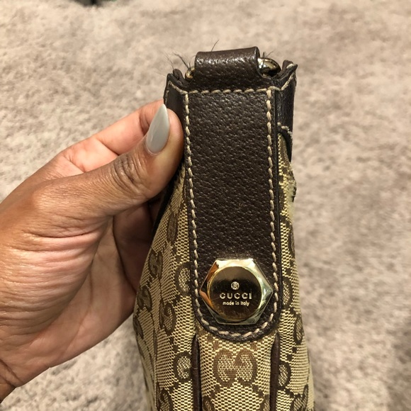 GUCCI Vintage Monogram Shoulder Bag || Brown - Picture 6 of 13